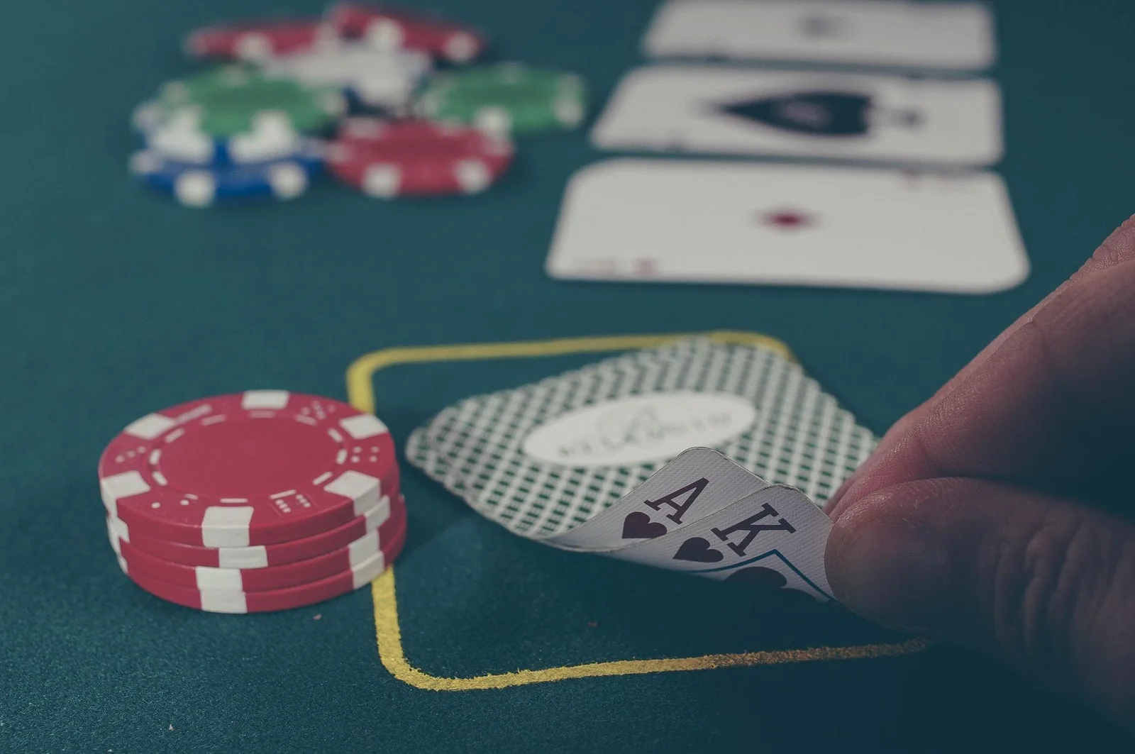 Suasana permainan roulette dan meja kasino