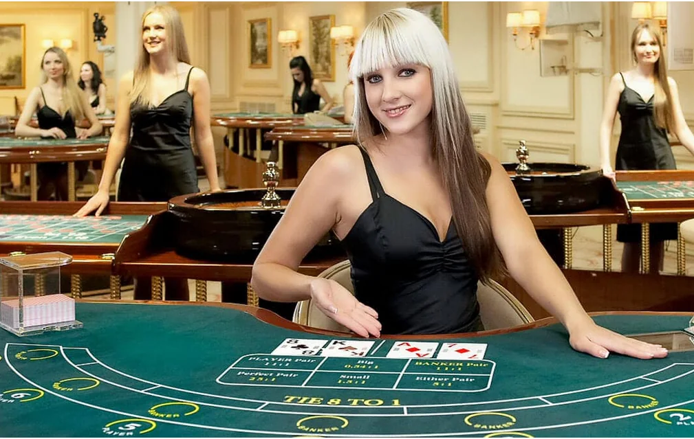 Dealer dan meja permainan dalam siaran kasino live